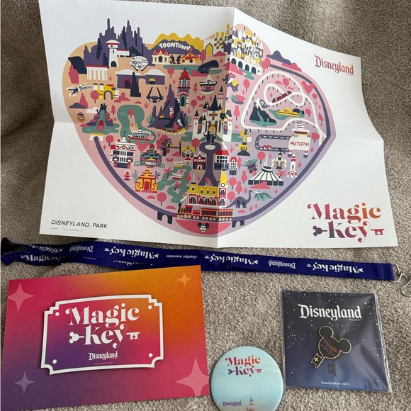 Disneyland 2021 Magic Key Souvenir Set - Picture 1 of 1